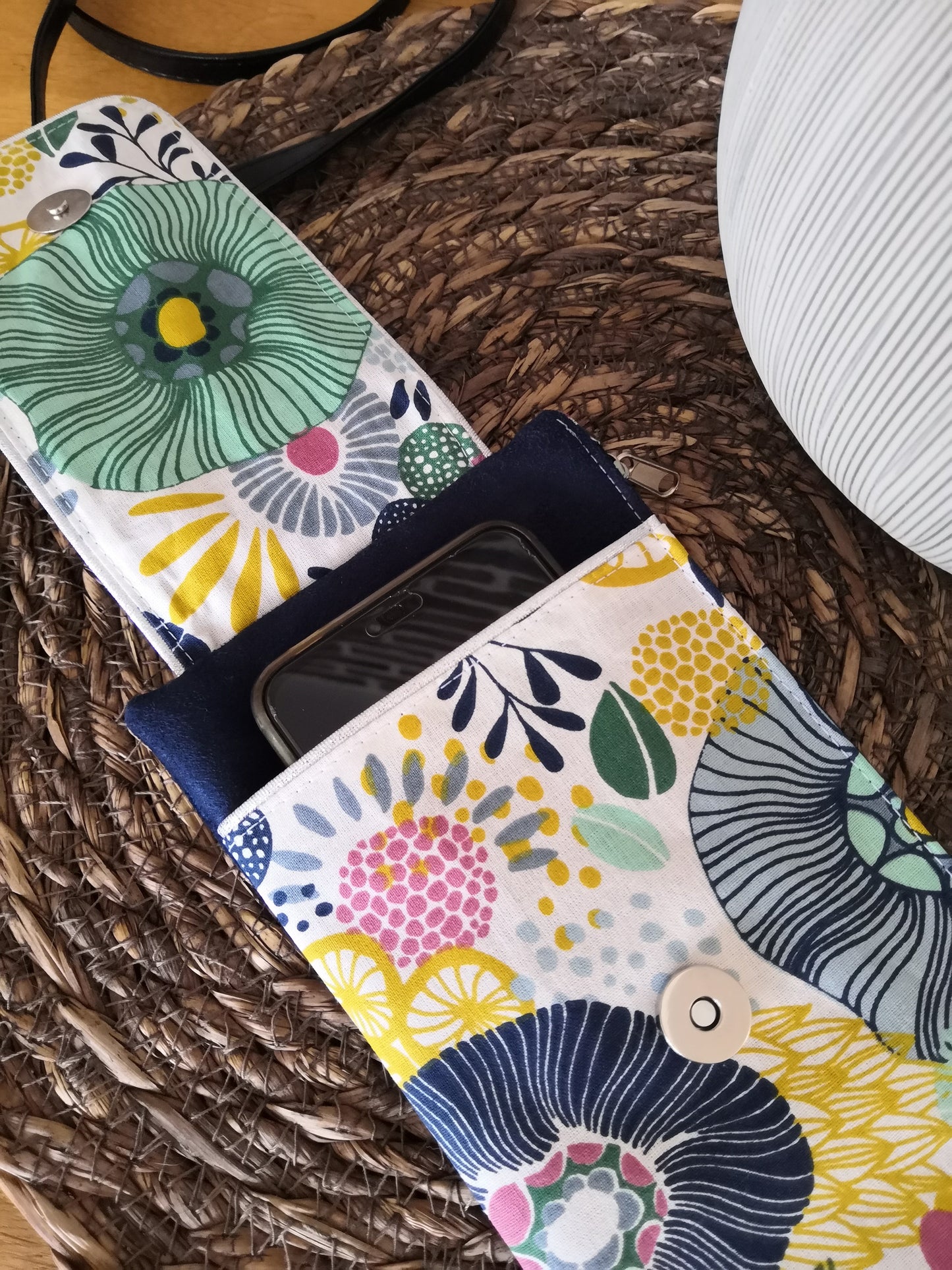 - HOLLY - la pochette à smartphone base suédine bleu roi
