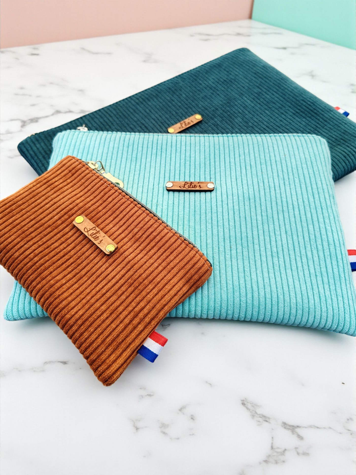 La pochette personnalisable en velours côtelé