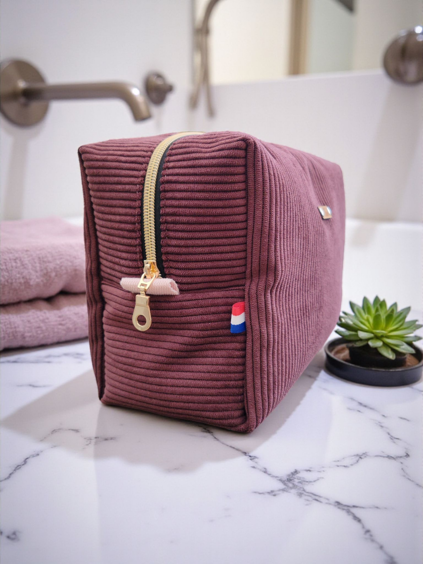 Lison - La trousse de toilette en velours côtelé prune - taille M