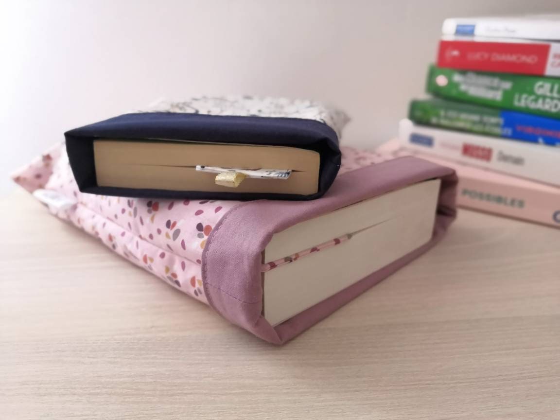 Pochette livre de poche -LILIE- + marque page personnalisable