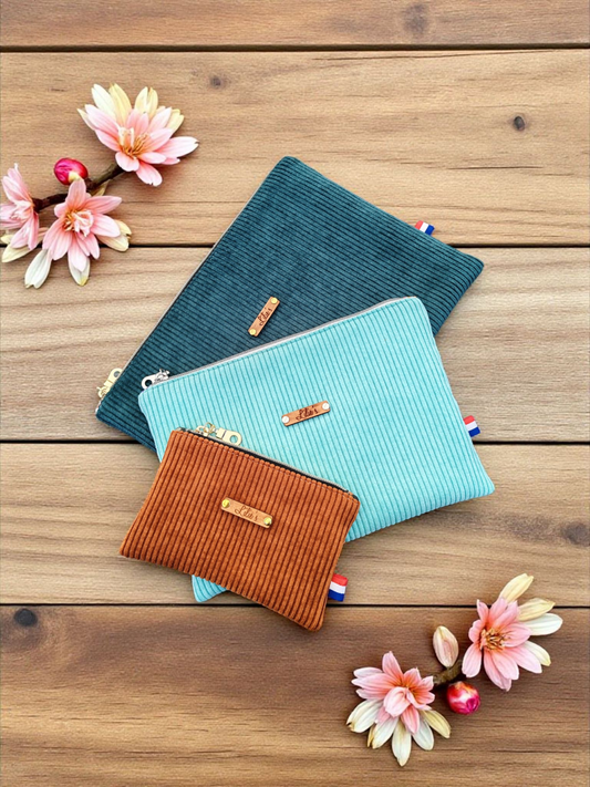 La pochette personnalisable en velours côtelé